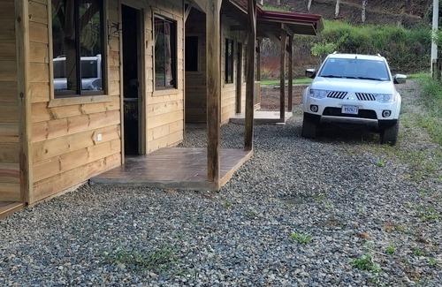 San Isidro de El General Cottage | Acogedoras cabañas de madera Oso Perezoso, listas para su descanso en el campo.