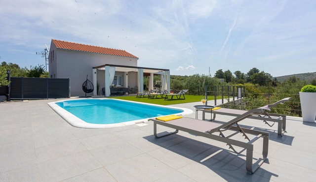 Awesome home in Sutivan