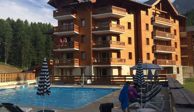 Vars Les Claux beautiful Apart. 2 c. 6 beds at the foot of the slopes heated pool